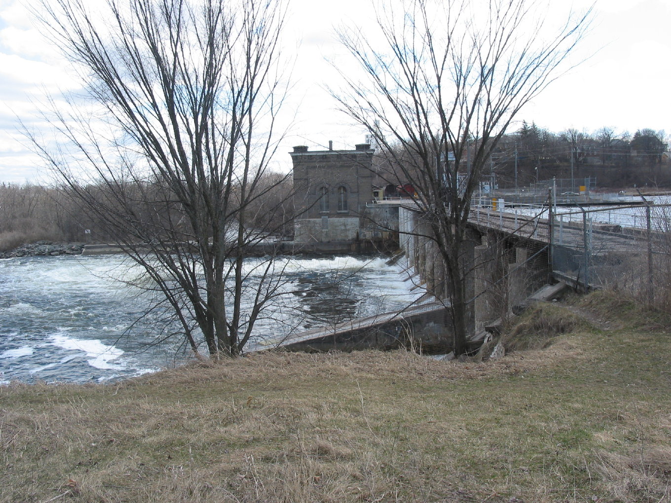 Quaker Dam end of London St April 2004